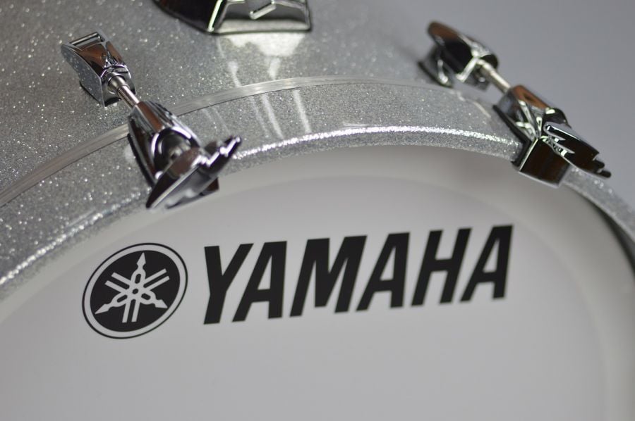 Yamaha AMB2214 SLS Absolute Hybrid Maple Silver Sparkle Bombo para Batería AMB2214-SLS