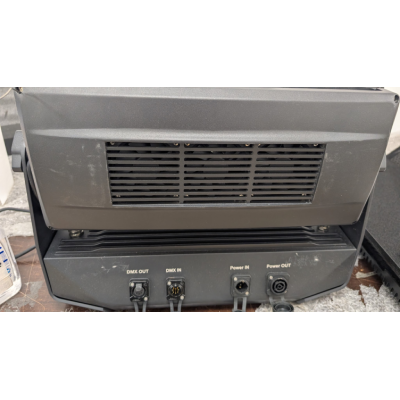 Triton Blue Kosmos Washer 40 LED X 25W RGBW ( DEFECTO ESTETICO ) Sin difusor Transparente y rayado Kosmos Washer 40