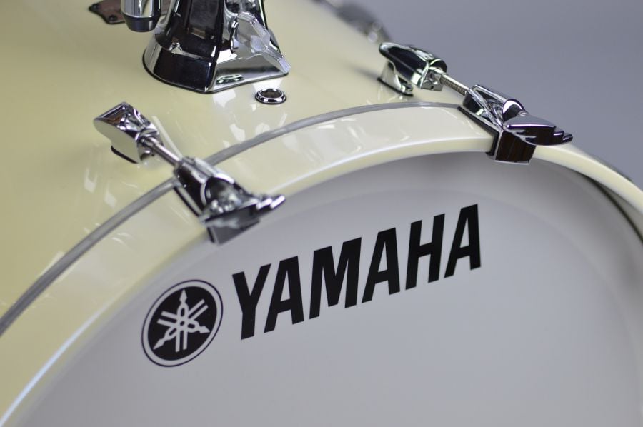 Yamaha AMB2216 PWH Absolute Hybrid Maple Polar White Bombo para Batería AMB2216-PWH