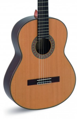 Admira Guitarra Clásica A20 Electrificada con Fishman Serie Artesanía ADM20EF